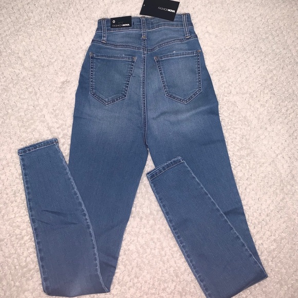 Fashion Nova Light Wash Skinny Jeans - Never Worn - Picture 2 of 3
